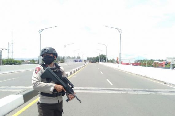 Tim Penjinak Bom Langsung Diturunkan Melakukan Penyisiran di Jembatan Layang Simpang Surabaya - JPNN.COM
