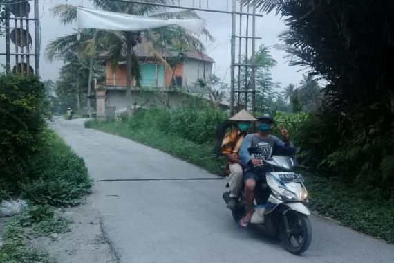Merapi Meletus, Magelang Diguyur Hujan Abu, di Kecamatan Srumbung Agak Deras - JPNN.COM
