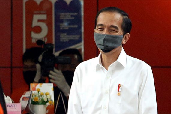 Jokowi Tinjau Fasilitas Pelaksanaan Uji Klinis Vaksin COVID-19 di Bandung, Siap Diproduksi Massal? - JPNN.COM