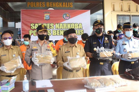 Sinergi Bea Cukai dan Polisi Amankan Belasan Kilogram Narkotika - JPNN.COM