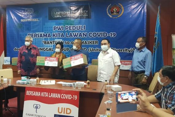 Gajah Tunggal Group Menyerahkan Bantuan 50 Ribu Masker ke PWI - JPNN.COM