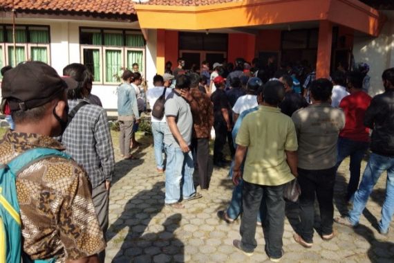 Kantor KPU Indramayu Dirusak Pendukung Salah Satu Bacabup, Anarkistis - JPNN.COM