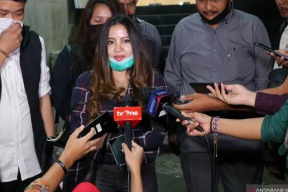 Datangi Polda Metro Jaya, Putri Cantik John Kei Sontak Jadi Sorotan - JPNN.COM