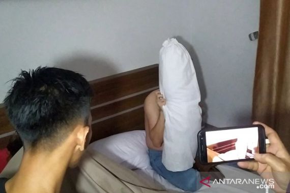 Pasangan Bukan Muhrim Digerebek Saat Asyik Berbuat Terlarang di Kamar Hotel - JPNN.COM