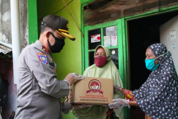 Jelang HUT Bhayangkara, Para Perwira Polri Ini Bawa Bantuan untuk Buruh Harian - JPNN.COM