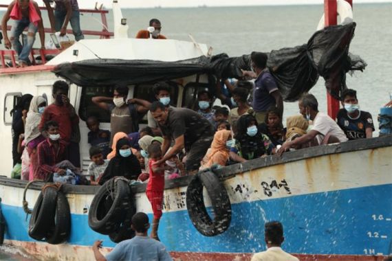 Aksi Rakyat Aceh Selamatkan Pengungsi Rohingya Menuai Pujian - JPNN.COM