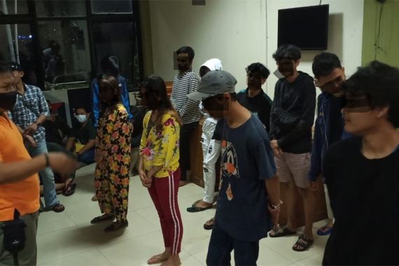 Puluhan Remaja Berkumpul Dalam Sebuah Wisma di Depok, Alat Kontrasepsi Berserakan - JPNN.COM