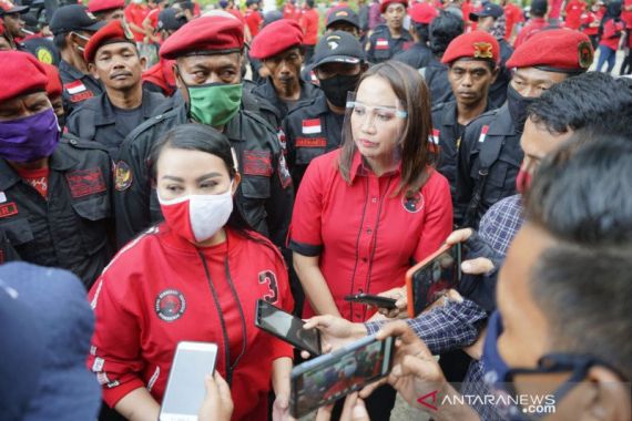 Bendera PDIP Dibakar, Karolin Margret Natasa Pimpin Apel Siaga, Simak Pernyataannya - JPNN.COM