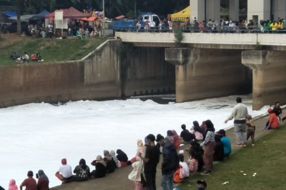 Di Jakarta Ada Sungai 'Bersalju', Unik, jadi Tontonan Warga - JPNN.COM