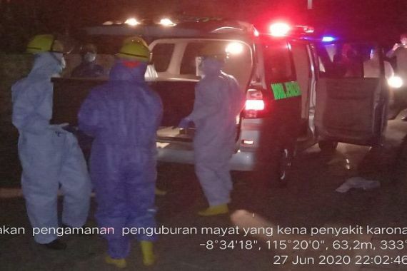 Malam-malam Petugas Yon Zipur Mendatangi Lokasi Pemakaman, Disaksikan Kapolsek - JPNN.COM