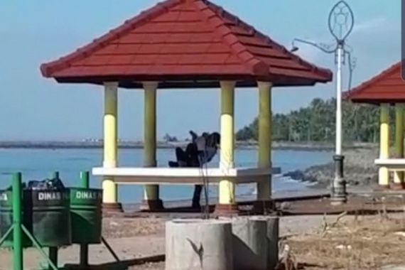 Aksi Mesum Sepasang Kekasih di Pantai Suryawangi Ini Benar-benar Memalukan, Lihat tuh Fotonya! - JPNN.COM