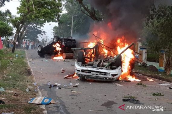 Detik-detik Mencekam Kerusuhan di Mandailing Natal, 6 Polisi Terluka, 3 Kendaraan Dibakar - JPNN.COM