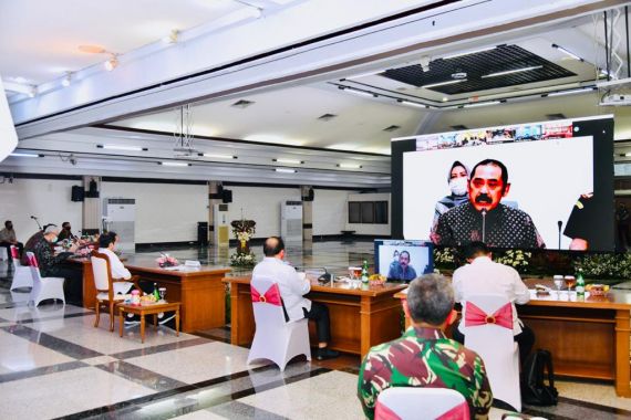 Beri Arahan soal COVID-19, Jokowi Tekankan Pengelolaan Gas dan Rem - JPNN.COM