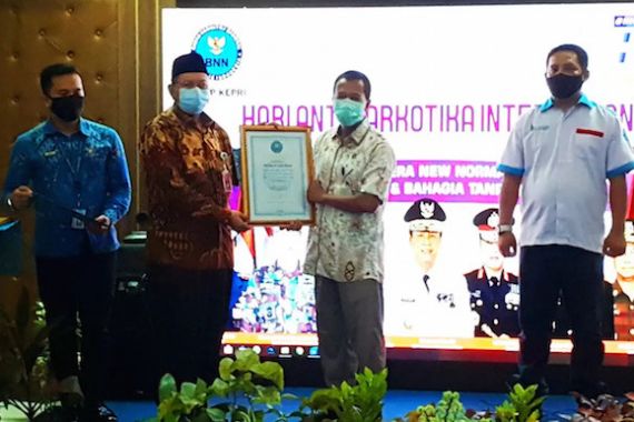 Hebat! Bea Cukai Batam Terima Penghargaan Dari BNN Kepulauan Riau - JPNN.COM