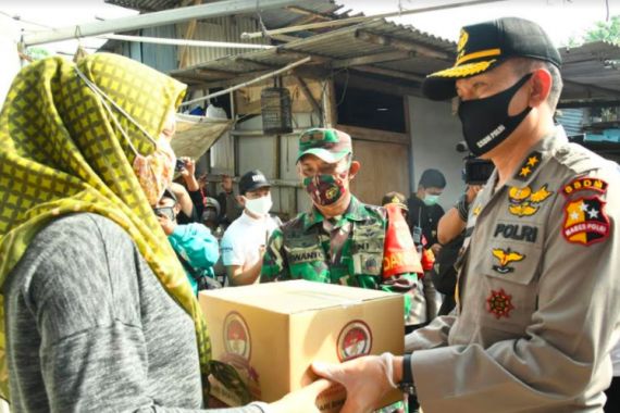 Polri Bagikan 279 Paket Sembako untuk Buruh di Kali Pesanggrahan - JPNN.COM