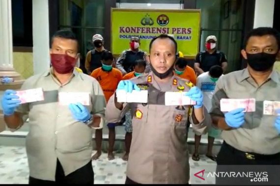 4 Orang Ini Menyimpan Uang Ratusan Juta Rupiah, Ada Skenario Baru - JPNN.COM