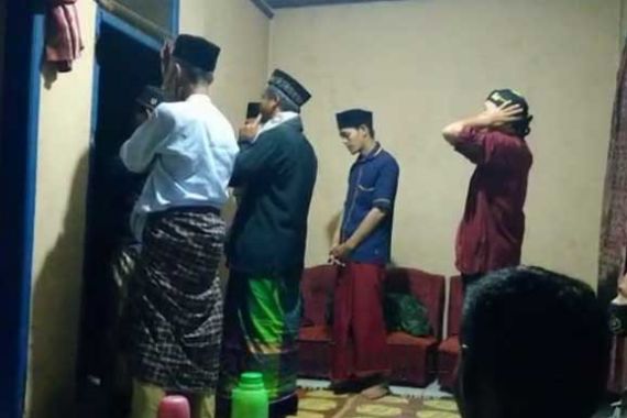 Kapolsek dan 10 Ustaz Sampai Turun ke Rumah Emak Jujun, Semuanya Memanjatkan Doa - JPNN.COM