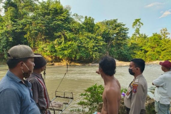 Anak Hanyut di Saluran Irigasi Saat Ibunya Tengah Membeli Gorengan - JPNN.COM