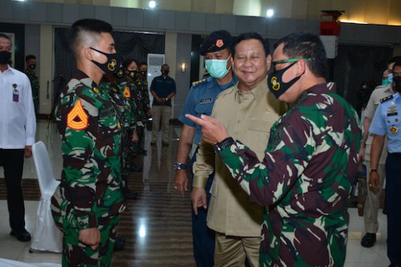 Lihat Nih, Ekspresi Pak Prabowo Saat Mendatangi Markas Akademi Angkatan Laut - JPNN.COM