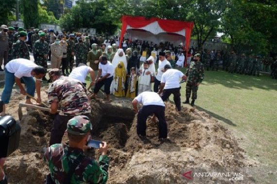 Setelah Tembakan Salvo, Isak Tangis Air Mata Mengiringi Pemakaman Pelda Anumerta Rama Wahyudi - JPNN.COM