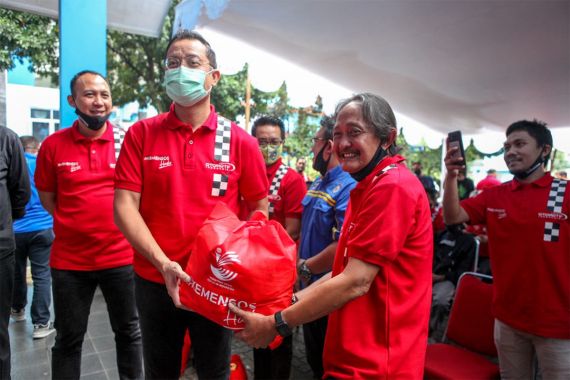 Mensos Distribusikan 1.000 Paket Sembako Untuk Pekerja Otomotif - JPNN.COM