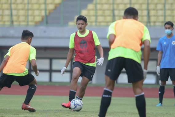 New Normal, Bek Timnas Indonesia U-16 Merasa Aneh Saat Latihan - JPNN.COM