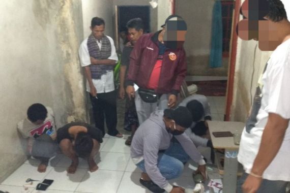 Empat Pemuda yang Tengah Berbuat Terlarang di Sebuah Rumah Digerebek, Lihat Fotonya - JPNN.COM