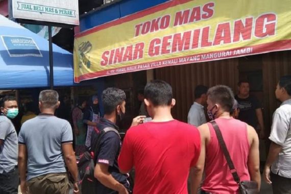 Perampok Bersenpi Jarah Toko Emas Sinar Gemilang di Siang Bolong - JPNN.COM