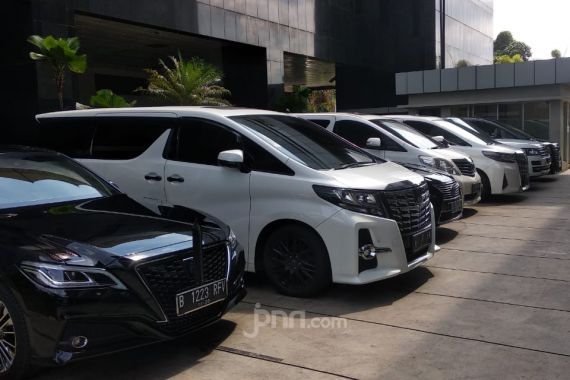 Ketika Parkiran KPK Dipenuhi Mobil Mewah Para Wakil Rakyat - JPNN.COM