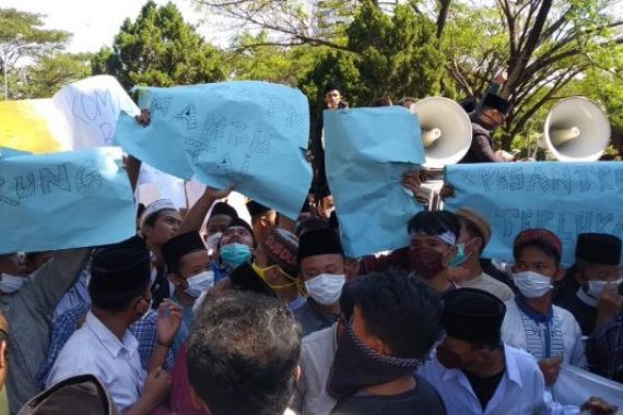 Anggota DPRD Cirebon Digeruduk Ratusan Santri - JPNN.COM