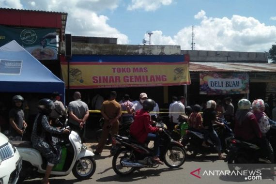 Detik-detik Kawanan Perampok Bersenpi Gasak Toko Emas di Siang Bolong - JPNN.COM
