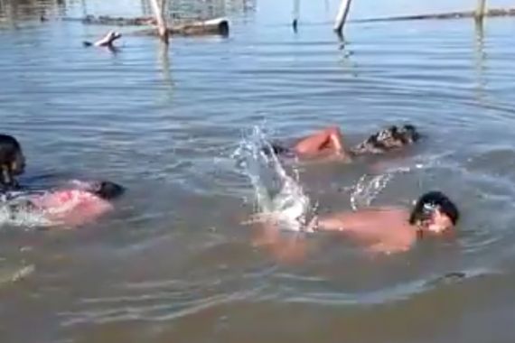 Detik-Detik Asyik Bermain di Sungai, Huff Ada Buaya - JPNN.COM
