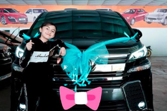 Membanggakan, Bocah 12 Tahun Ini Sudah Bisa Beli Mobil Mewah Sendiri - JPNN.COM