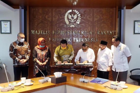 MPR RI dan APKASI Tandatangani MoU Sosialisasi Empat Pilar MPR RI - JPNN.COM