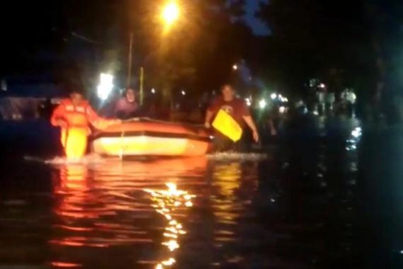 Hujan Deras, Kota Padang Dikepung Banjir - JPNN.COM