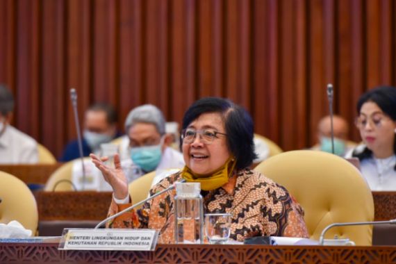 Menteri Siti Menyampaikan Laporan Pelaksanaan Program Strategis KLHK di Raker Komisi IV - JPNN.COM