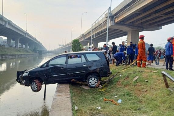 Detik-detik Mobil yang Ditumpangi Satu Keluarga Terjun ke Sungai Kalimalang, Bocah 3 Tahun Hilang - JPNN.COM