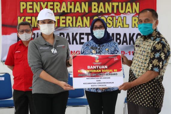 Grace Batubara Salurkan Bantuan Paket Sembako Kepada Warga di Cirebon - JPNN.COM