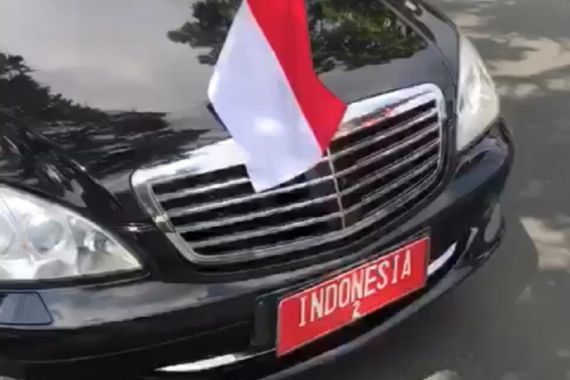Mobil Berpelat Indonesia 2 Mengisi BBM di Pinggir Jalan, Beli Eceran? - JPNN.COM