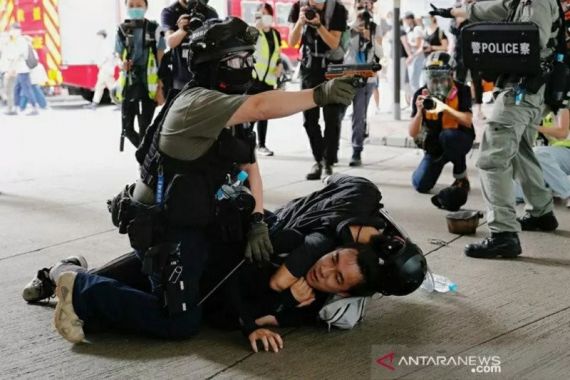 UU Represif Tiongkok Berlaku, Polisi Hong Kong Sikat Lembaga Survei - JPNN.COM