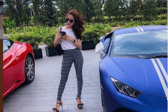 Cantiknya Hana Hanifah Berpose di Mobil Sport Hingga Klasik - JPNN.COM