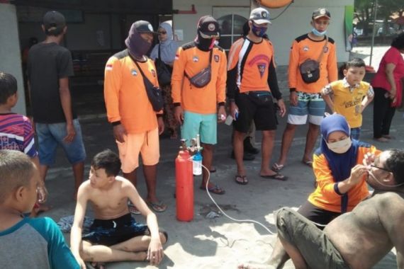 Pantai Parangtritis Diserang Ubur-Ubur, Ratusan Orang Terluka - JPNN.COM