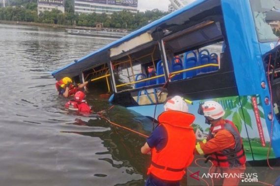 Sopir Mabuk Sengaja Ceburkan Bus ke Danau, 20 Penumpang Tewas - JPNN.COM