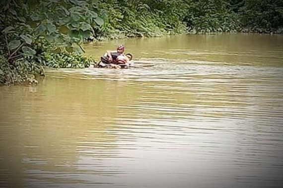 Tidak Bisa Berenang, Penyuluh Pertanian Terobos Banjir, Istri: Sudah Tak Bisa Komunikasi - JPNN.COM