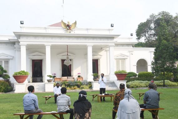 Serahkan Bantuan Modal ke Pedagang Kecil, Jokowi: Saya Tahu Ini Berat - JPNN.COM
