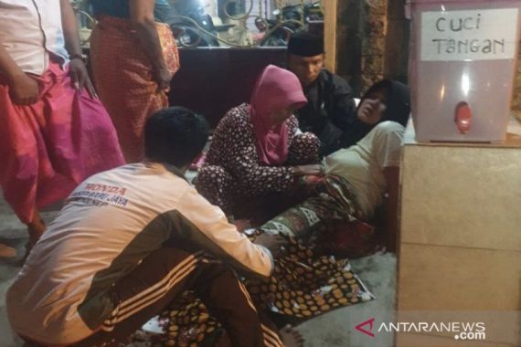 Tega! Bidan Telantarkan Pasien, Aljannah Melahirkan di Depan Pagar - JPNN.COM