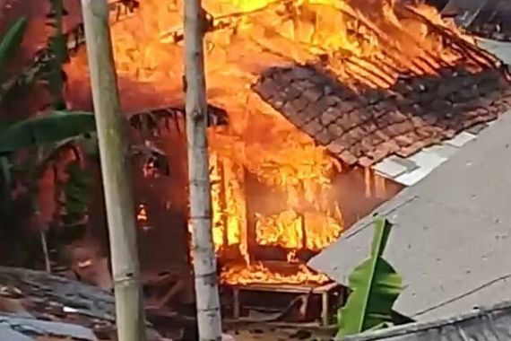 Pesantren di Bogor Terbakar, Motor Santri Ikut Gosong - JPNN.COM