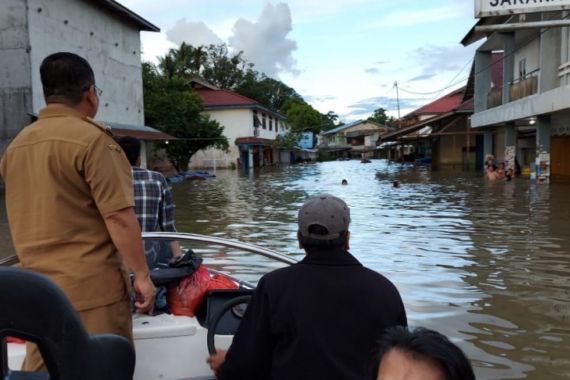 Banjir Besar Melanda Kalbar, 58 Desa Terendam Air, Gelap! - JPNN.COM