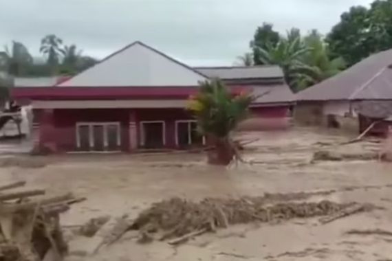 Banjir Bandang di Masamba Telan 13 Korban Jiwa - JPNN.COM