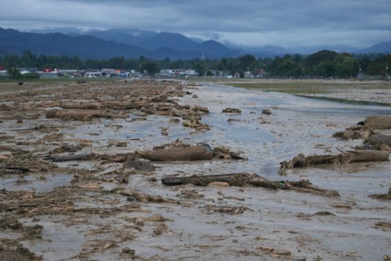 Banjir Bandang Masamba: Pagar Bandara Rusak, Runway dan Rumah Dinas Terendam Lumpur - JPNN.COM